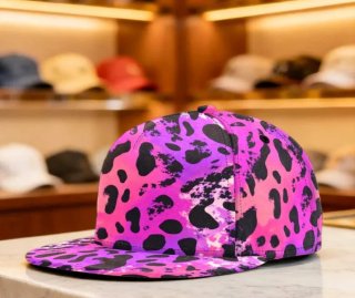 Gorra plana estampado leopardo rosa y morado