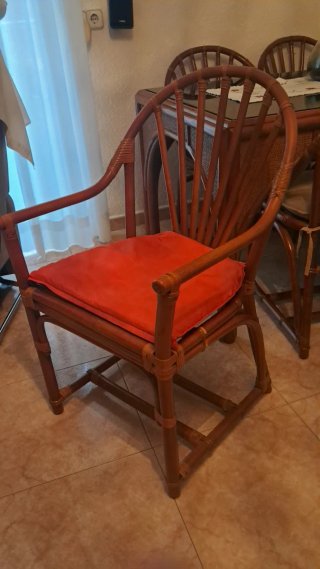 Due poltrone in bambù con cuscino rosso