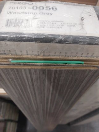 Tarima laminada gris efecto madera  Marca Pergo