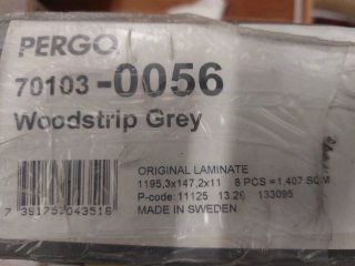 Tarima laminada gris efecto madera  Marca Pergo