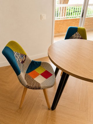 Mesa redonda y 2 sillas patchwork