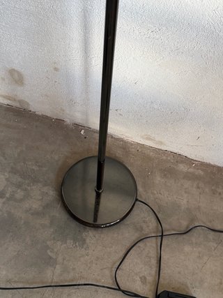 Lámpara de pie moderna negra
