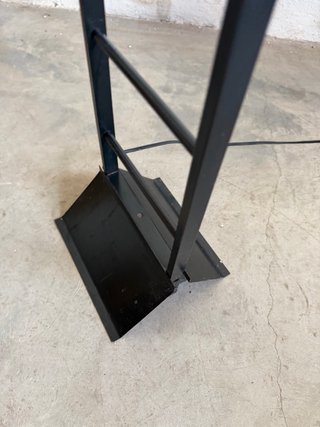 Lámpara de pie negra