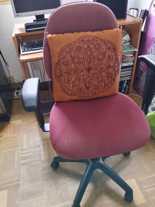 Mesa y silla de ordenador.