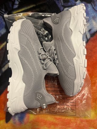 Zapatillas grises y blancas