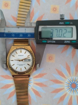 Reloj Radiant Cuarzo Dorado