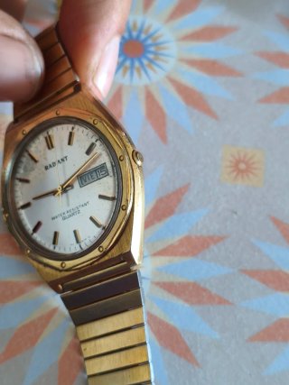 Reloj Radiant Cuarzo Dorado
