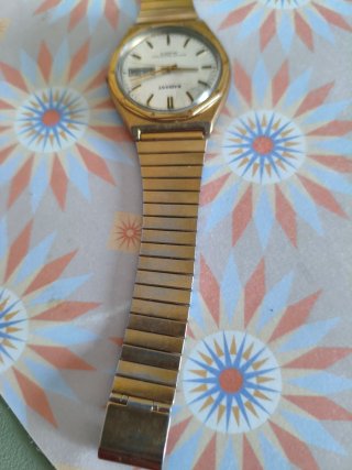 Reloj Radiant Cuarzo Dorado