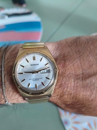 Reloj Radiant Cuarzo Dorado