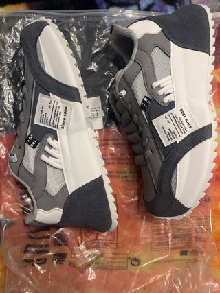 Zapatillas grises y blancas