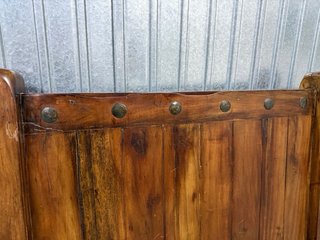 Cabecero madera maciza con tachuelas cama 90