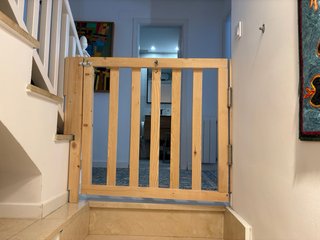 Puerta de madera para escaleras