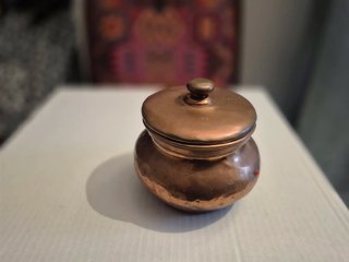 Adorno de cobre con tapa
