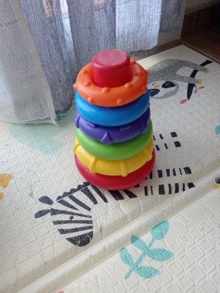 Torre de aros de colores para bebés