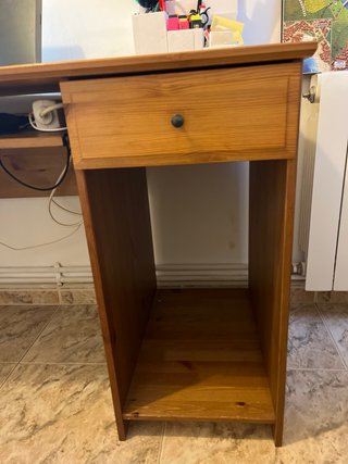 Escritorio de madera con cajón y estanterías
