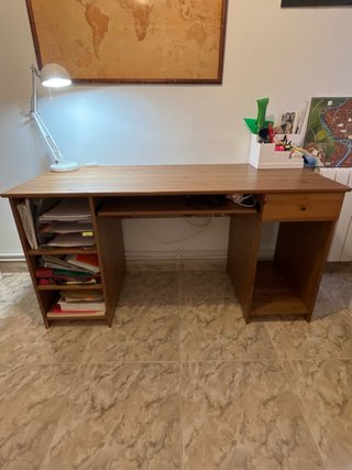 Escritorio de madera con cajón y estanterías