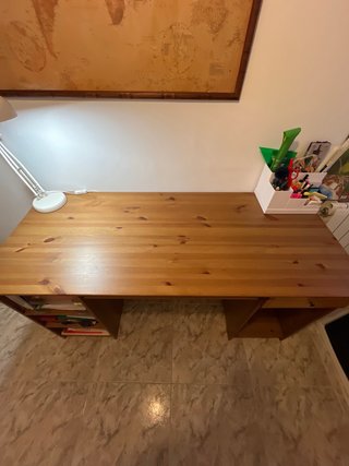 Escritorio de madera con cajón y estanterías
