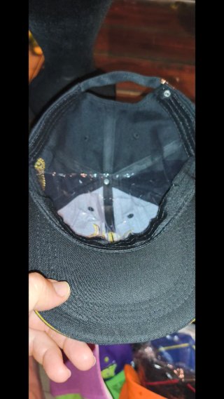 Gorra Negra con Logo Dorado