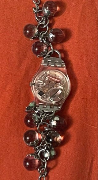 Orologio Swatch con ciondoli colorati