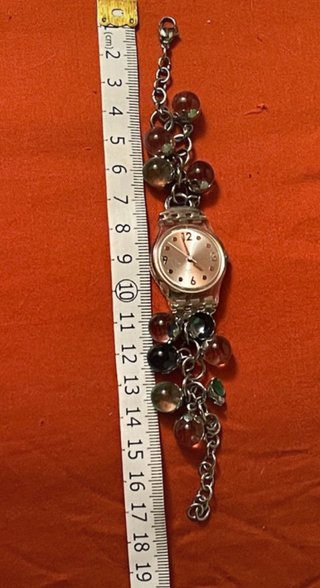 Orologio Swatch con ciondoli colorati