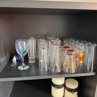 Aparador moderno wengé con vitrina