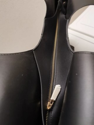 Borsa grande nera con borchie oro