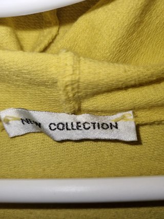 Camisa larga amarilla con capucha