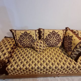 Sofá de tela y madera