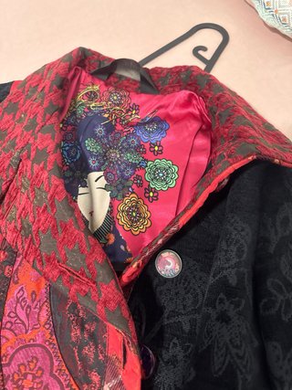 Abrigo negro y rojo patchwork