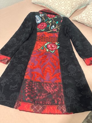Abrigo negro y rojo patchwork