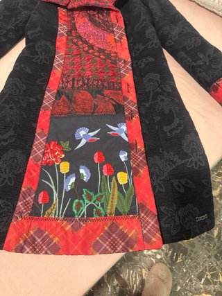 Abrigo negro y rojo patchwork