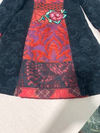 Abrigo negro y rojo patchwork