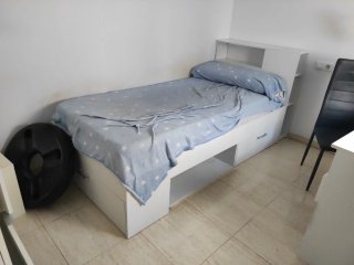 Cama individual blanca con cajones