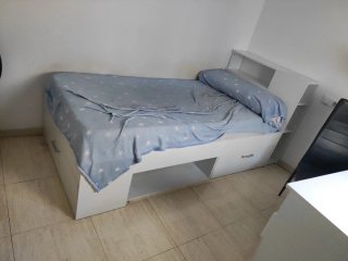 Cama individual blanca con cajones