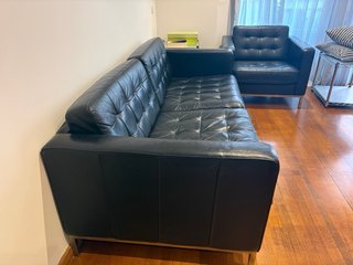 Sofá de piel negro