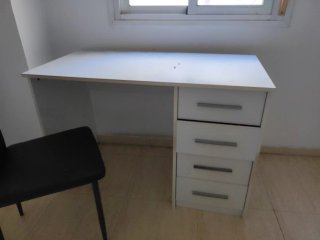 Escritorio blanco con cajones