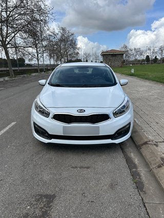 Vendo Kia cee’d 1.4 gasolina 100 CV, año 2017, con