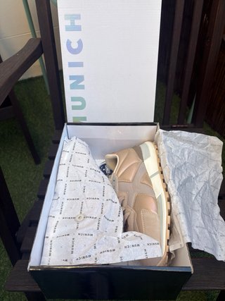 Zapatillas Munich Beige/Oro Talla 38 a estrenar