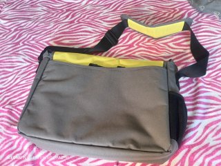 Mochila portátil Soyntec gris y amarilla