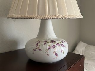 Lámpara de mesa porcelana flores moradas