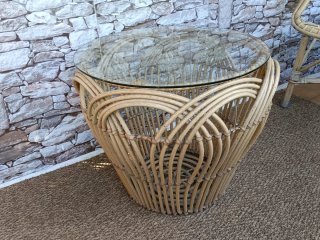 Mesa y dos sillas de bambú