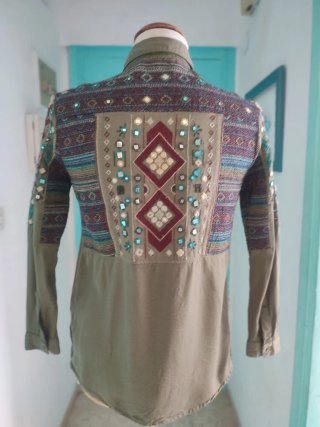 Camisa Bershka bordada y con pedrería