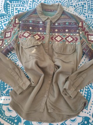 Camisa Bershka bordada y con pedrería
