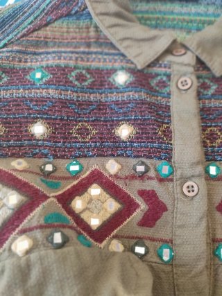 Camisa Bershka bordada y con pedrería