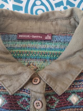 Camisa Bershka bordada y con pedrería
