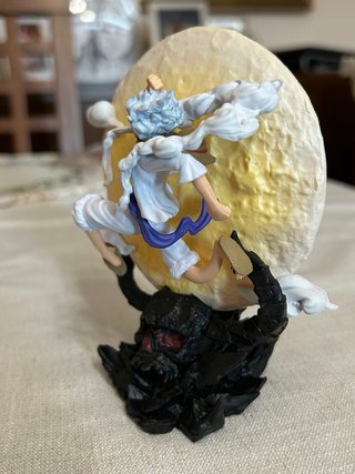 Figura One Peace Luffy Gear 5 con iluminacion