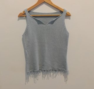Top de punto fino azul con flecos