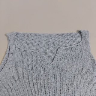 Top de punto fino azul con flecos