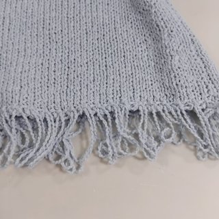Top de punto fino azul con flecos