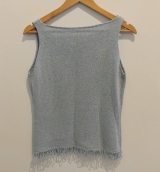 Top de punto fino azul con flecos